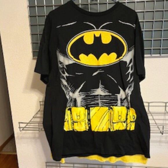 Batman Shirt w/ Attached Yellow Cape.................... Size: XL . {46-48} - Picture 2 of 6
